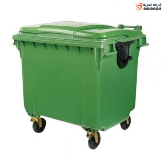 Пластиковый контейнер для мусора емкостью 770 литров.