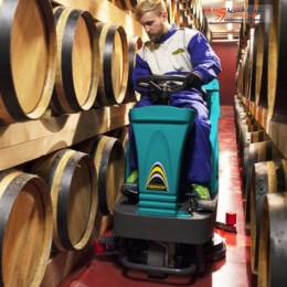 ماكينة غسيل وتجفيف وتلميع الأرضيات والرخام بالسائق يوريكا ايطالي EUREKA E75