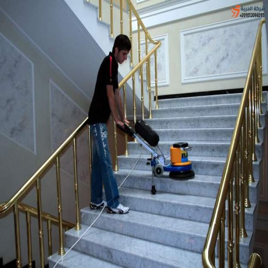 Die leichte Bodenpflegemaschine ist zum Polieren von Treppen, Badezimmern und Küchen BABY konzipiert