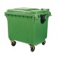 Пластиковый контейнер для мусора емкостью 770 литров.
